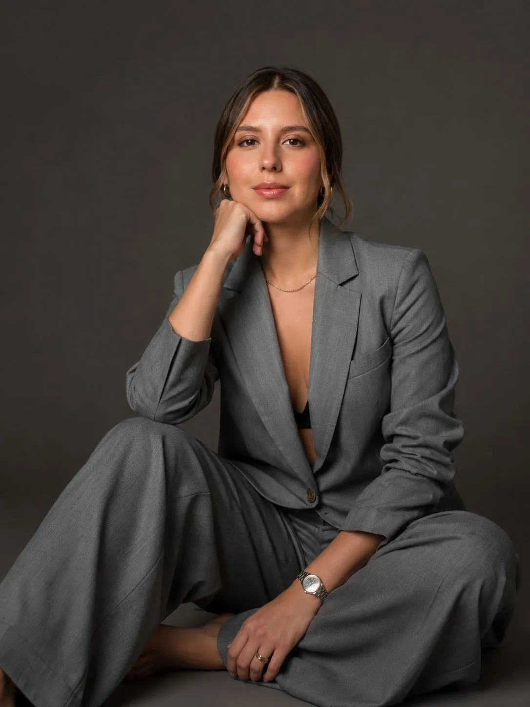 Laura Riaño, abogada, con traje gris